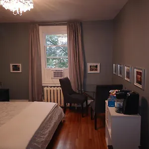 With King Bed In Shared 3 Bedroom Downtown Canadá